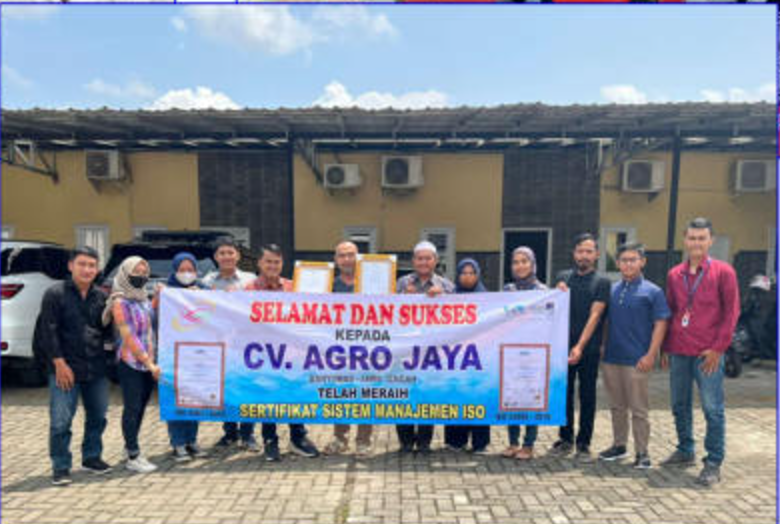 Serah terima sertifikat sistem manajemen CV Agro Jaya